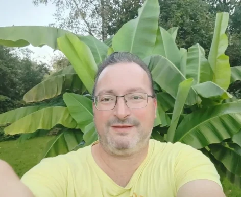 <span>Sébastien , 47</span>&nbsp;<span style='width: 25px; height: 16px; float: right; background-image: url(/bitmaps/flags_small/BE.PNG)'>&nbsp;</span><br><span>Brussels, Belgium</span>&nbsp;<input type='button' class='joinbtn' style='float: right' value='JOIN NOW' />