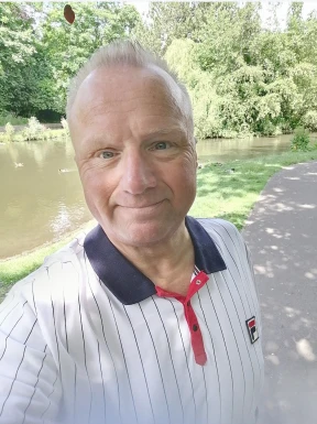 <span>Mark, 57</span> <span style='width: 25px; height: 16px; float: right; background-image: url(/bitmaps/flags_small/UK.PNG)'> </span><br><span>Liverpool, Großbritannien</span> <input type='button' class='joinbtn' style='float: right' value='JOIN NOW' />