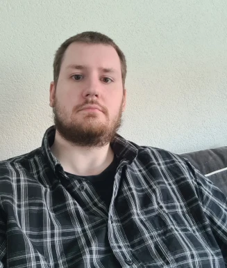 <span>Julian, 32</span> <span style='width: 25px; height: 16px; float: right; background-image: url(/bitmaps/flags_small/NL.PNG)'> </span><br><span>Katwijk, Niederlande</span> <input type='button' class='joinbtn' style='float: right' value='JOIN NOW' />