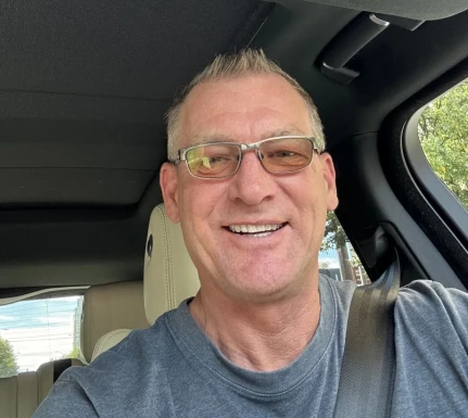 <span>Eric, 56</span>&nbsp;<span style='width: 25px; height: 16px; float: right; background-image: url(/bitmaps/flags_small/US.PNG)'>&nbsp;</span><br><span>Sairgao, Estados Unidos da América</span>&nbsp;<input type='button' class='joinbtn' style='float: right' value='JOIN NOW' />